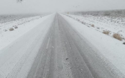 Equipos de Vialidad Nacional despejan y distribuyen sal en la Ruta N°3 y 26