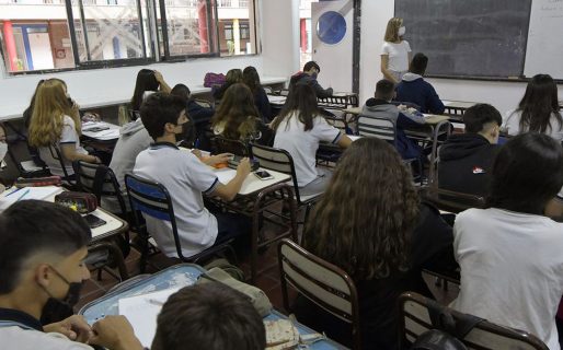 Su hijo le hacía bullying a una compañera y lo llevó a la casa de la nena a disculparse frente a su familia