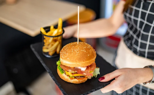 Dijo que la echaron por “fea” de un local de hamburguesas y ahora tendrán que indemnizarla