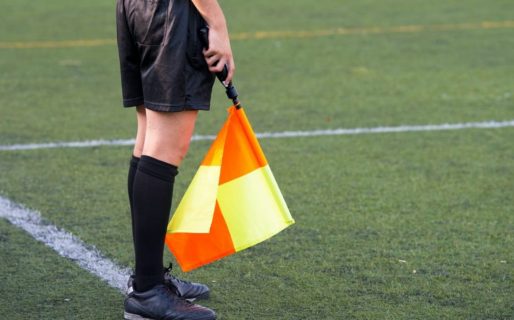 Dirigía un partido de fútbol infantil y le pegaron hasta dejarla inconsciente por cobrar una infracción