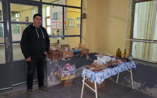 Sin respuestas de su ex empleador, vende golosinas en escuelas para subsistir