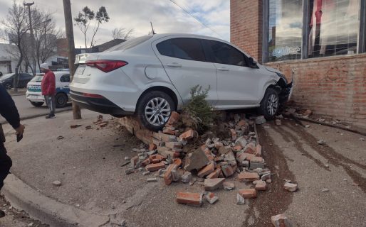 Dos vehículos colisionaron y uno terminó sobre un cantero