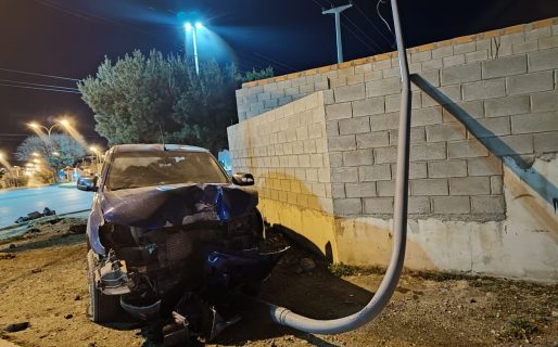 Se estrelló contra un semáforo y abandonó su camioneta