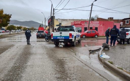 Fuerte choque entre un auto y una moto en pleno barrio Juan XXIII
