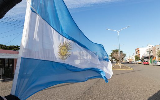 La Avenida Polonia se prepara por primera vez para el desfile del 9 de Julio