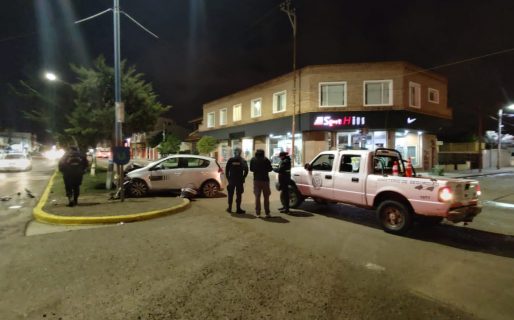 Conducía con 2.18 g/L de alcohol en sangre y chocó contra un poste de luz