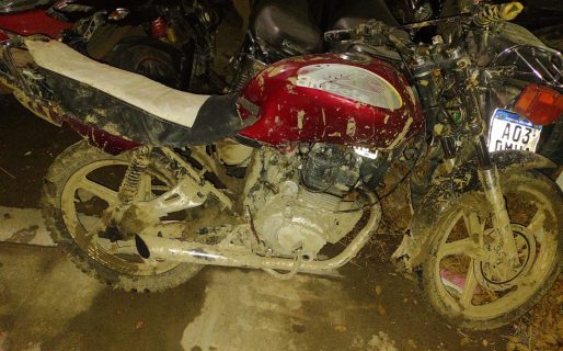 Realizaban maniobras peligrosas en moto, le tiraron una escoba a la policía y fueron detenidos