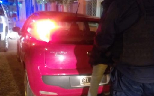 Detuvieron a un hombre que tenía pedido de captura mientras conducía un auto