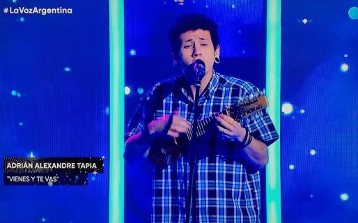 El comodorense Adrián Alexandre Tapia también la rompió en La Voz Argentina