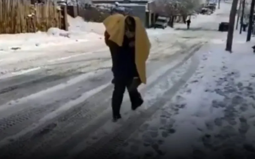 Un hombre llevó a upa a una abuelita en grave estado al médico