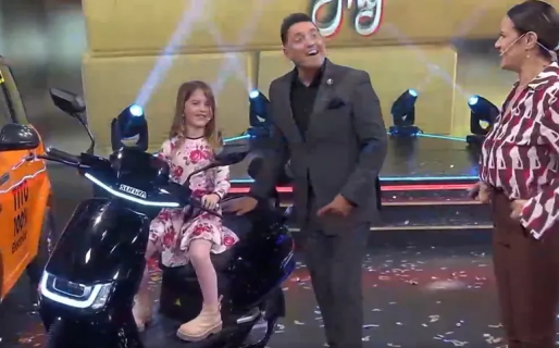 Una niña de 7 años se subió a una moto, aceleró en vivo y se salvó de milagro