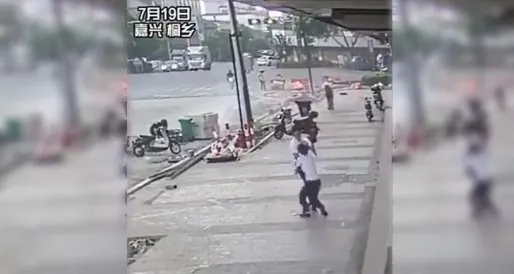 Impresionante: atrapó a una nena que cayó desde un quinto piso