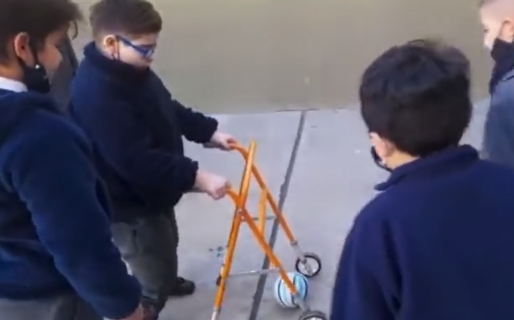 Ayudaron a su amigo con movilidad reducida a patear un penal y emocionaron a todos