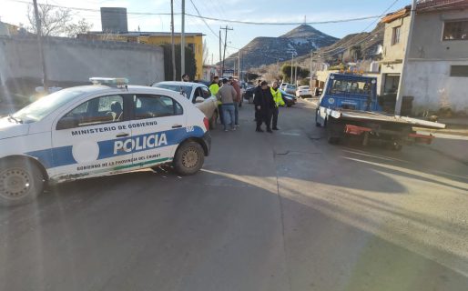 Laprida: Una grúa se deslizó por el hielo y chocó a una camioneta