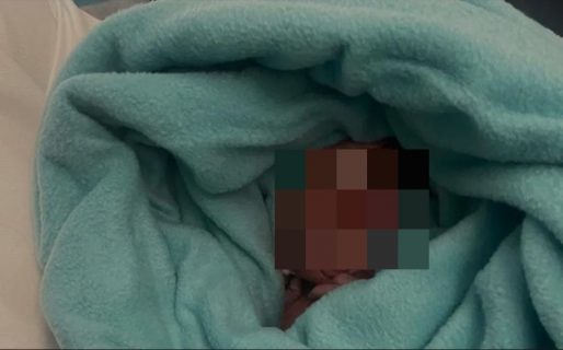 Encontraron a un recién nacido en un pozo ciego: detuvieron a su madre