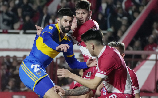 Boca fue una sombra y cayó ante Argentinos, que se subió a la punta