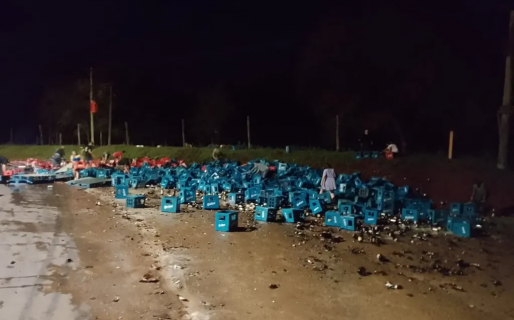 Volcó un camión con cerveza y los vecinos dejaron la calle limpia de botellas