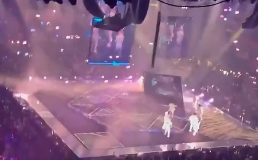 Increíble video: una pantalla gigante cayó en pleno concierto y aplastó a bailarines