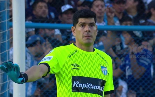 La estrategia del arquero de Atlético Tucumán para combatir el frío que causó furor en las redes sociales