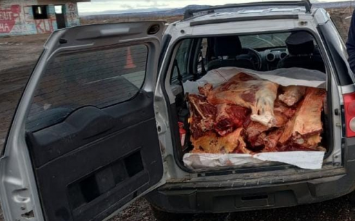 Algo huele mal: Llevaban asado para cuatrocientas personas en el baúl