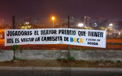 Tensión en Boca: apareció un cartel criticando a los jugadores por el reclamo de premios