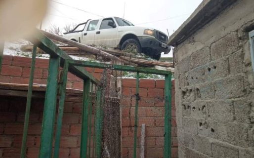 Un vehículo casi cae sobre una vivienda