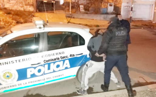 Caminaba tomando cerveza y con un arma de fuego “para defenderse”