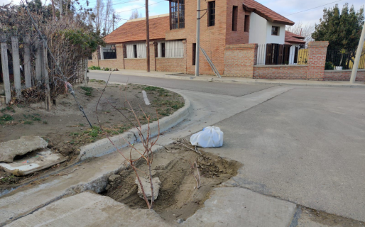 Una camioneta quedó atrapada en un cráter sin señalizar