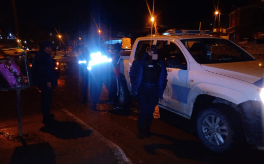 Empezó a caminar más rápido cuando vio a la policía, pero los uniformados lo alcanzaron