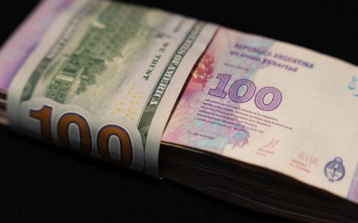 El dólar blue baja $16 tras los cambios en el Gabinete y se vende a $298