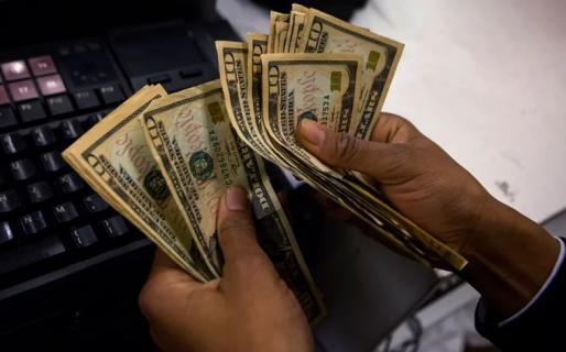 El dólar blue hoy cotiza a $319 y el riesgo país se ubica en 2.943 puntos