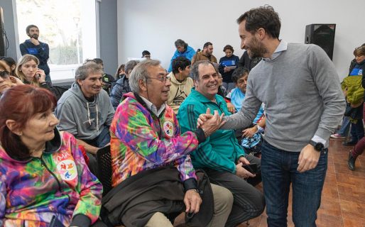 El municipio firmó un convenio y entregó equipamiento para seguir potenciando al vóley