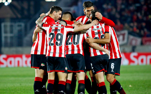 Estudiantes se floreó y es el tercer argentino en cuartos