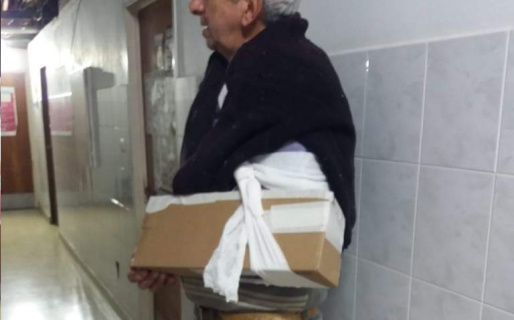 Fue a atenderse al hospital y lo “enyesaron” con un cartón
