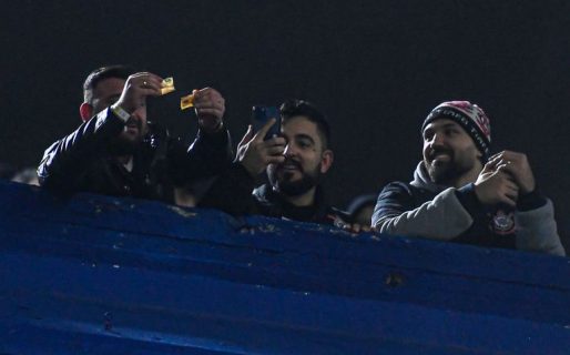 Hinchas del Corinthians rompieron billetes de mil pesos en la Bombonera para burlarse de la crisis económica