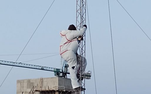 Habló el hombre que se colgó de una antena: »Me sentí indignado»