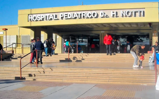 Un hombre dio marcha atrás con un camión y aplastó a su hija de 4 años