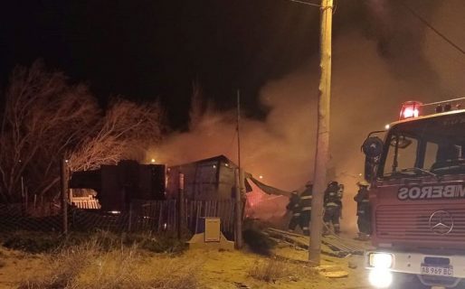 Una vivienda quedó consumida por el fuego en km. 14