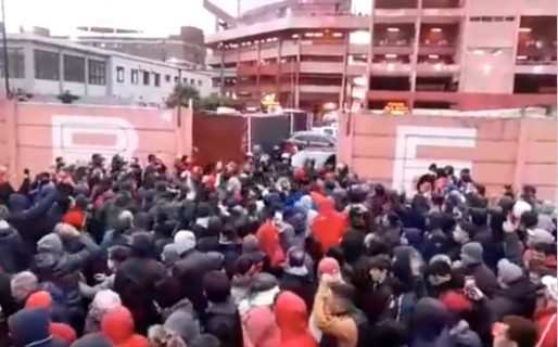 Los hinchas de Independiente estallaron contra la dirigencia y la Policía reprimió con gases