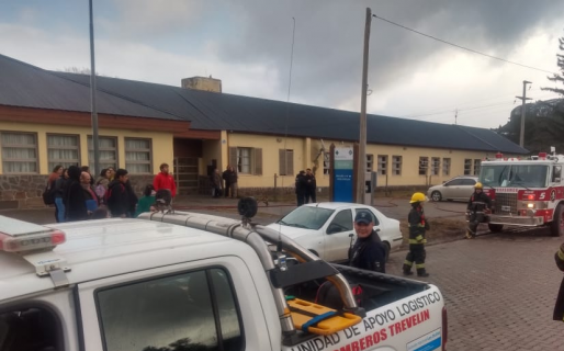 Una docente desmayada y estudiantes evacuados por otra escuela con problemas edilicios