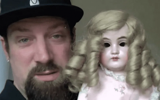 Un hombre asegura que su muñeca tiene el espíritu de una nena ciega