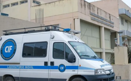 Encontraron a un bebé prematuro en estado de descomposición dentro de una valija