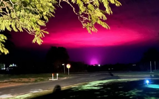 Un resplandor rosa iluminó el cielo y generó incertidumbre en los ciudadanos