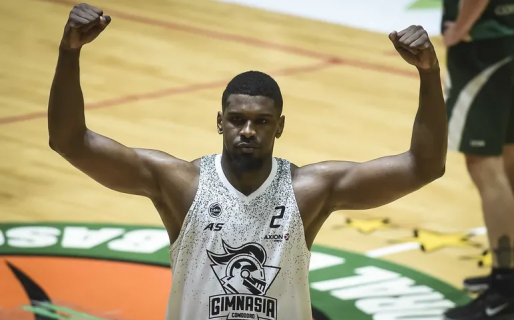 Mencia: «Somos un gran equipo y tenemos que mantenernos juntos para que el partido sea diferente»