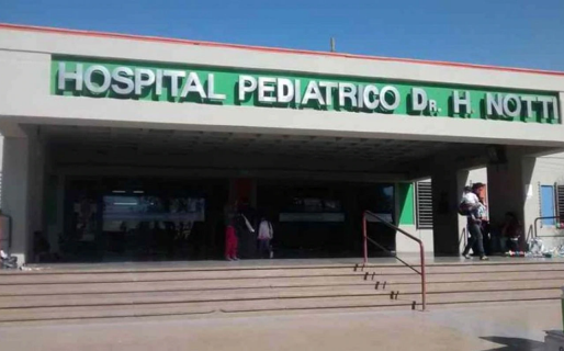 Dio marcha atrás con un camión y aplastó a su hija de 4 años