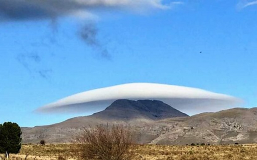 Una nube con «forma de plato volador» se depositó en la cumbre de una montaña
