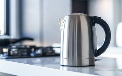 Se fue de vacaciones y durante días usó la pava eléctrica del hotel sin advertir una asquerosa sorpresa dentro