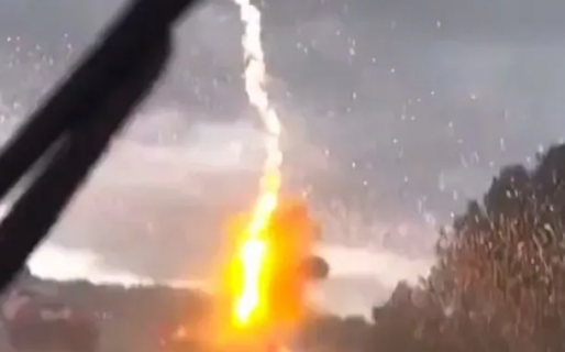 Impresionante: captaron el momento justo en donde un rayo impacta a una camioneta