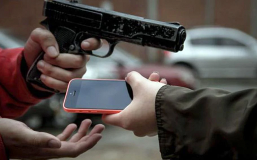 Le robó a una familia, no pudo desbloquear los celulares y volvió para pedir las contraseñas