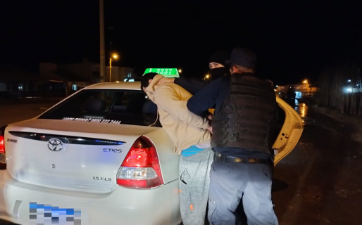 Intentó robarle la recaudación a un taxista en Km8, pero el trabajador del volante se resistió